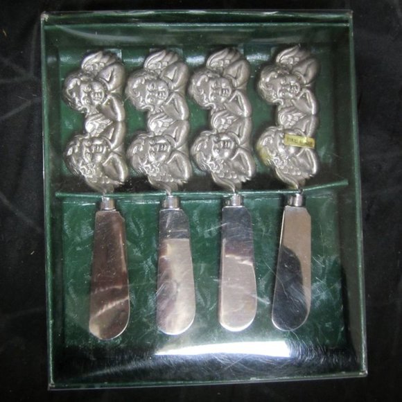 SET OF 4 IN BOX SPREADERS W/CHERUB ANGEL HANDLES, ORIGINAL BOX , PEWTERLIKE META - Picture 3 of 3